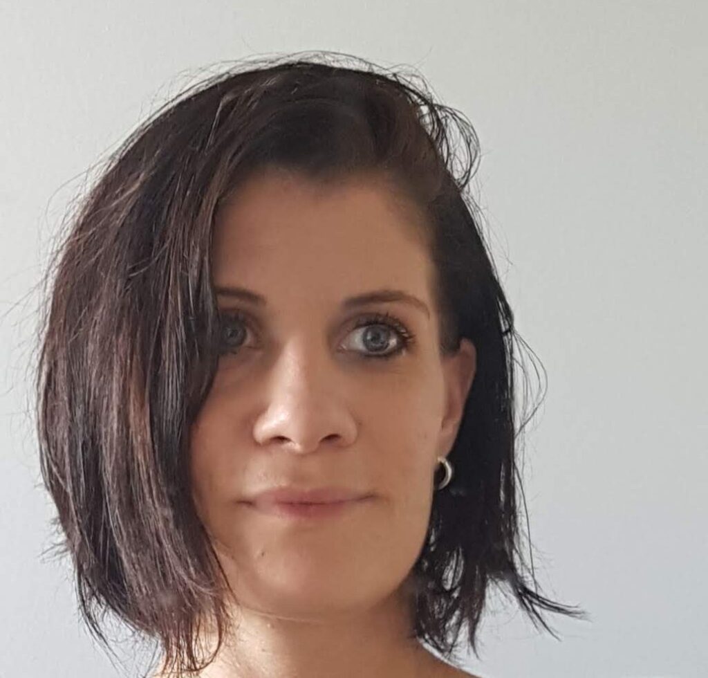 2 vergleichsbilder, ein echtes Foto, einmal KI generiert, um zu zeigen, dass mit den richtigen Prompts kein Unterschied zu sehen ist